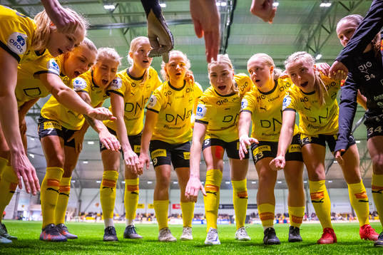 Mimmi Löfwenius Veum, Katrine Winnem Jørgensen, Camilla Huseby, Tilde Andersson, Emilie Woldvik and players of LSK Kvinner gather in a circle ahead of the Toppserien football match between LSK Kvinner and Brann on April 15, 2023 in Lillestrøm. 