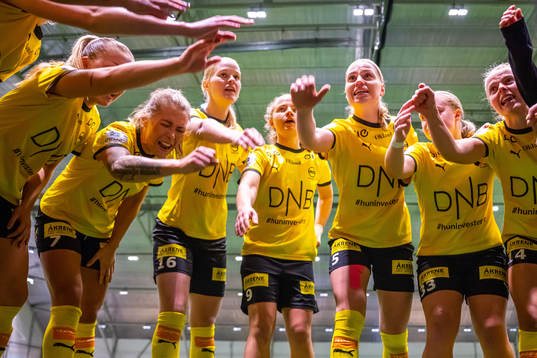 Mimmi Löfwenius Veum, Katrine Winnem Jørgensen, Camilla Huseby, Tilde Andersson, Emilie Woldvik and players of LSK Kvinner gather in a circle ahead of the Toppserien football match between LSK Kvinner and Brann on April 15, 2023 in Lillestrøm. 