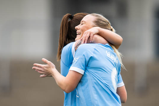 Malmö FFs Madeleine Hejde och Lovisa Wifvesson jublar