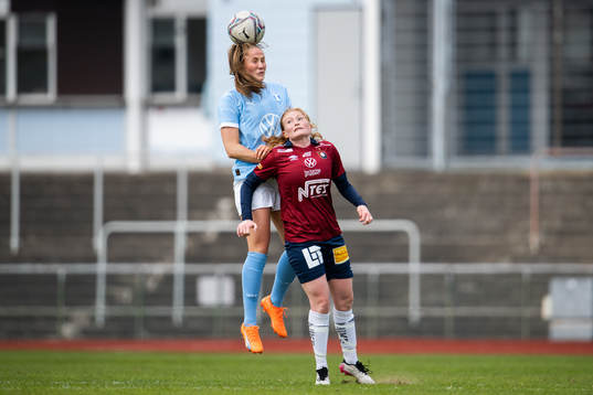 Malmö FFs Linnea Svensson i nickduell mot Örgrytes Mathilda Sjöström