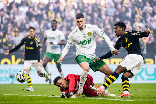 AIKs Alexander Fesshaie Beraki gör 2-0 i kam med Hammarbys målvakt Oliver Dovin och Edvin Kurtulus