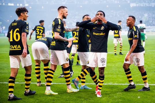 AIKs Alexander Fesshaie Beraki jublar efter att han gjort 2-0
