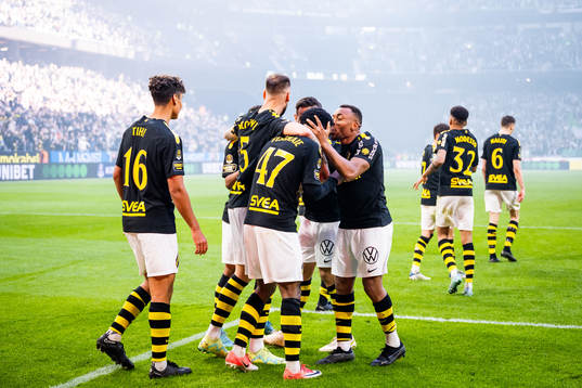 AIKs Alexander Fesshaie Beraki jublar med Abdussalam Magashy efter att han gjort 2-0