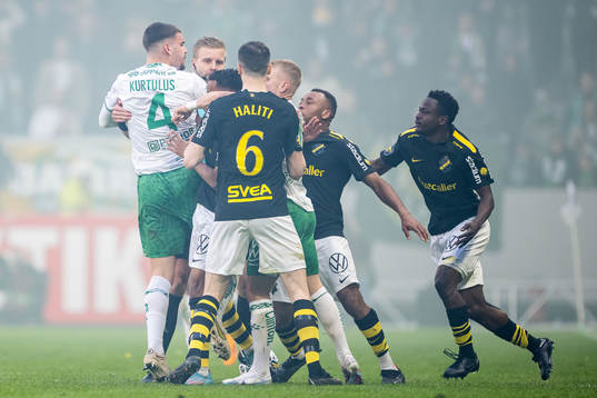 Hammarbys Edvin Kurtulus i bråk med AIKs Alexander Milosevic och Abdussalam Magashy