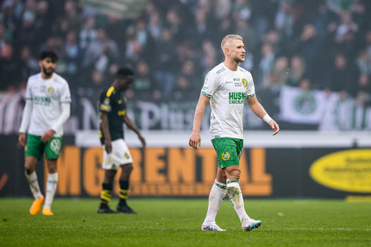 Hammarbys Simon Strand lämnar planen då matchen pausats på grund av knallskott
