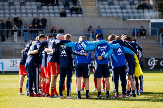 Djurgårdens spelare samlade före fotbollsmatchen i