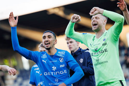 Halmstads Amir Al-Ammari och målvakt Malkolm Nilsson Säfqvist jublar