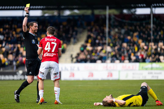 Domare Andreas Ekberg varnar Damjan Pavlovic bredvid