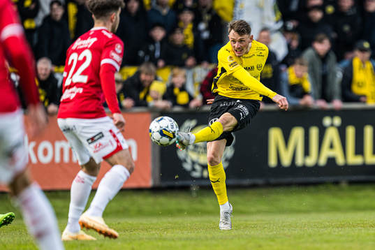 Mjällbys Noah Persson och Degerfors Justin Salmon