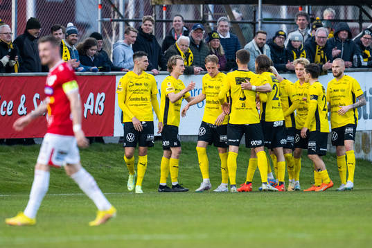 Mjällbys Alexander Johansson jublar med lagkamrater efter att han gjort 2-0