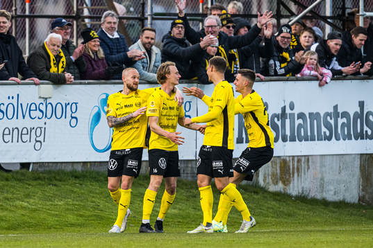 Mjällbys Alexander Johansson jublar med lagkamrater efter 2-0