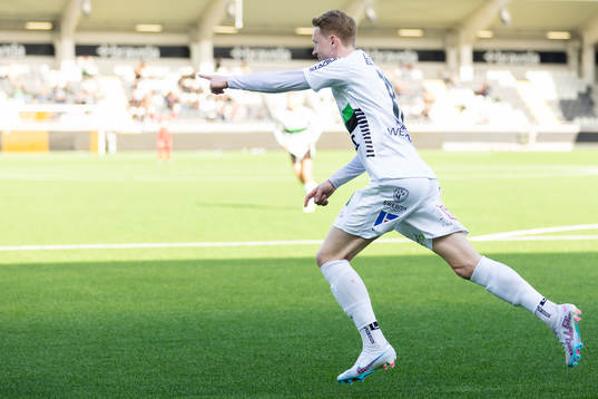 GAIS Julius Lindberg jublar efter 2-1