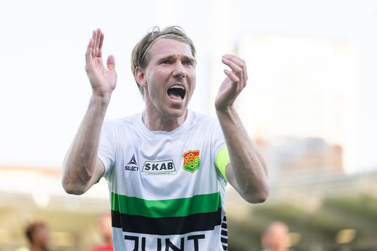 GAIS August Wängberg jublar och tackar publiken