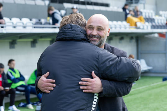 GAIS tränare Fredrik Holmberg och Utsiktens manager Bosko Orovic hälsar på varandra innan fotbollsmatchen i Superettan mellan Utsikten och GAIS den 16 april 2023 i Göteborg. 