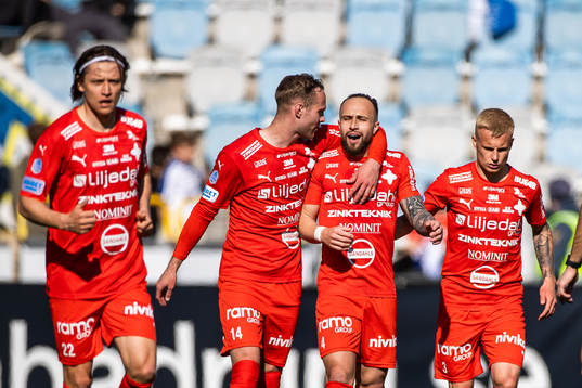 Värnamos Simon Thern, Gustav Engvall, Evaldo Nascimento Lamaur Neto och Viktor Bergh jublar efter 1-1