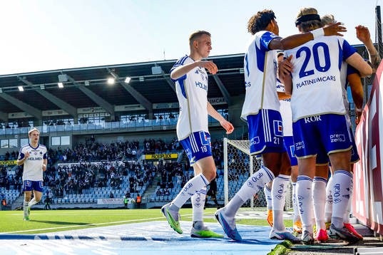 IFK Norrköpings spelare jublar efter mål 2-1 av Arnor Sigurdsson
