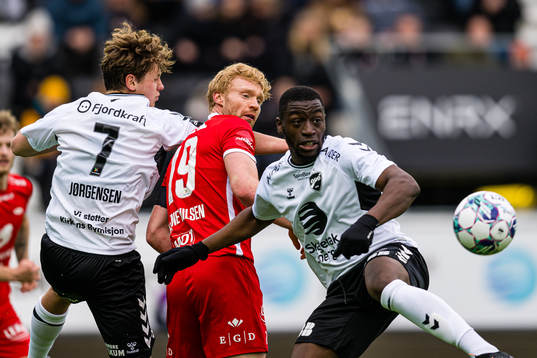 Sivert Heltne Nilsen of Brann and Solomon Owusu of Odd
