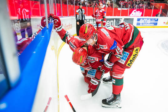 Modos Josef Ingman skadas och får hjälp av Erik Karlsson