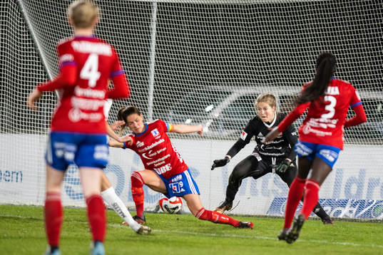 3 målet mellan ben på Vittsjös Elisabet Klinga  under fotbollsmatchen i Damallsvenskan mellan Vittsjö och Häcken den 17 april 2023 i Vittsjö. 
