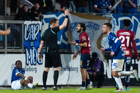 Örgrytes Hady Saleh Karim tilldelas rött kort av Domare Martin Strömbergsson