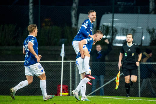 Trelleborgs Filip Bohman jublar med lagkamraterna