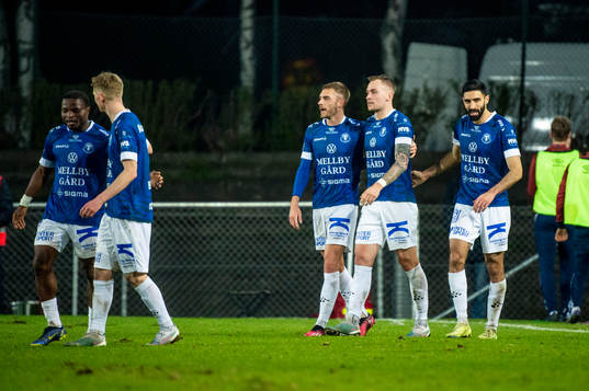 Trelleborgs Filip Bohman jublar med lagkamraterna