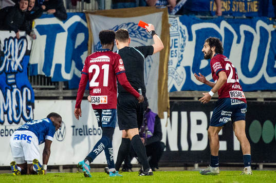 Domare Martin Strömbergsson ger Örgrytes Hady Saleh Karim