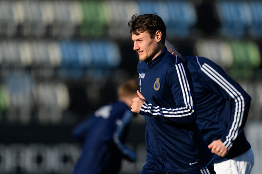 Gefles Adrian Edqvist värmer upp innan fotbollsmatchen i