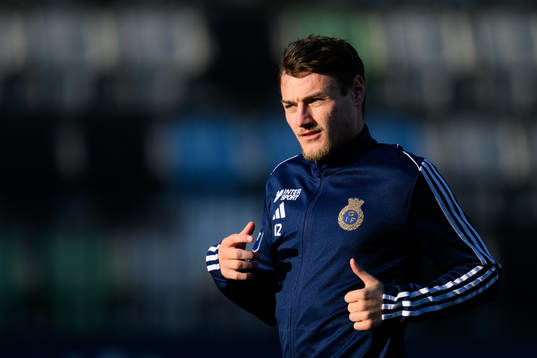 Gefles Adrian Edqvist värmer upp innan fotbollsmatchen i