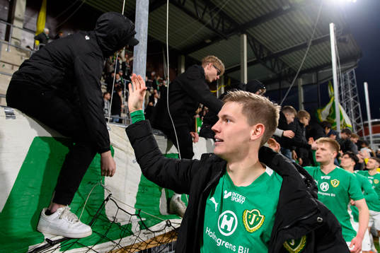 Jönköpings Södras Taylor Silverholt jublar med publiken