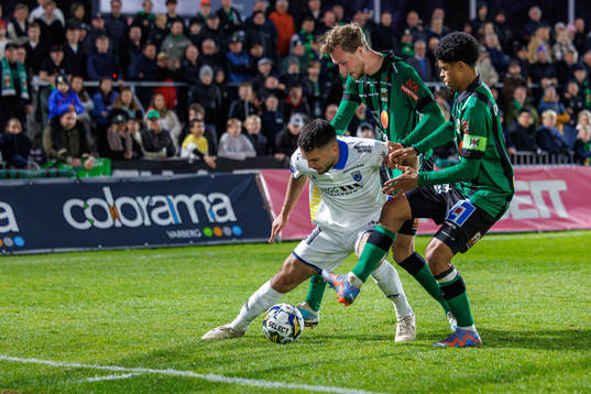 Sirius Edi Sylisufaj i kamp med Varbergs Niklas Dahlström och Luke Le Roux