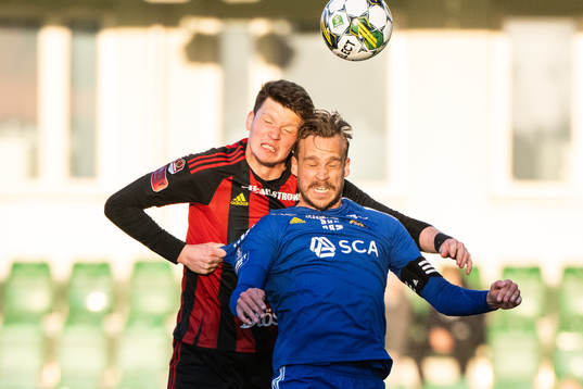 Östersunds Myroslav Mazur och GIF Sundsvalls Pontus Engblom