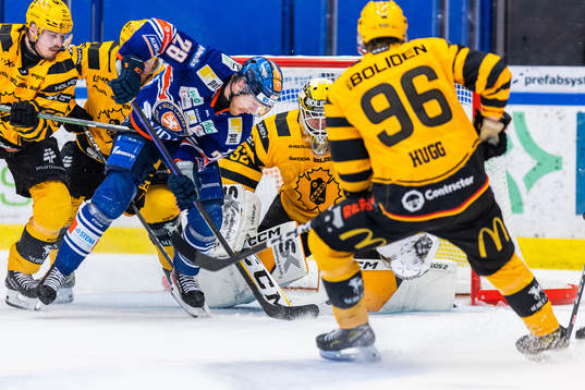 Växjös Hugo Gustafsson oroar framför Skellefteås