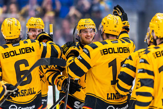 Skellefteås Simon Robertsson jublar med lagkamrater