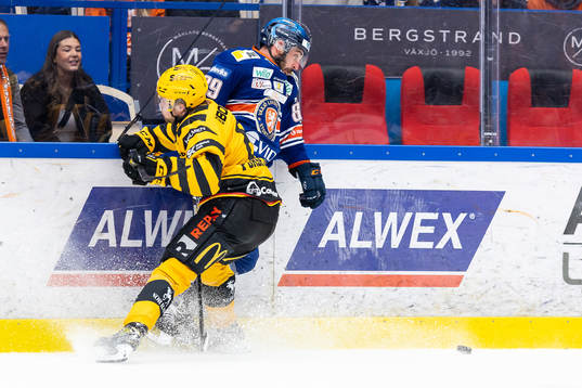 Växjös Jayden Halbgewachs blir tacklad av Skellefteås