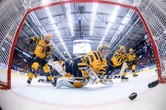 Skellefteås Oskar Nilsson, målvakt Linus Söderström och