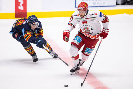 Djurgårdens Liam Öhgren och Modos Nicholas Halloran