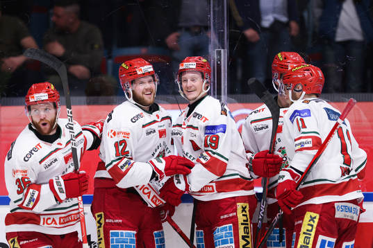 Modos Erik Karlsson jublar med lagkamrater