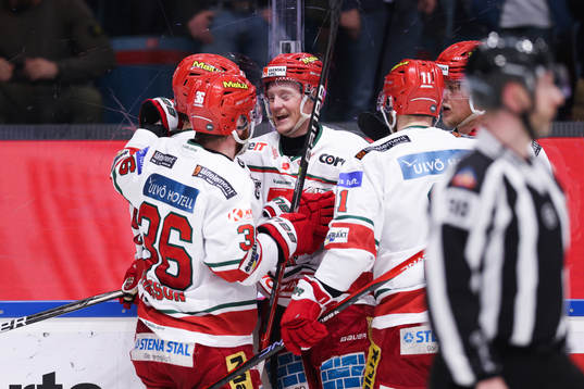 Modos Erik Karlsson jublar med lagkamrater