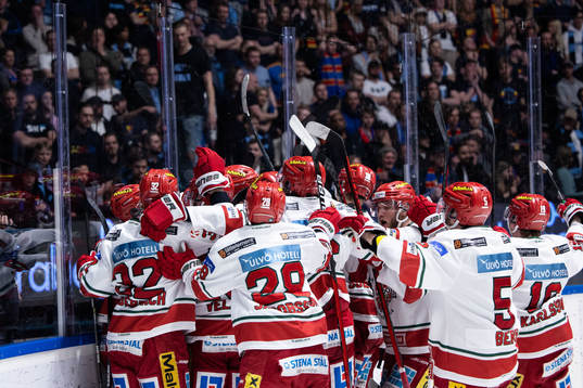 Modos spelare jublar