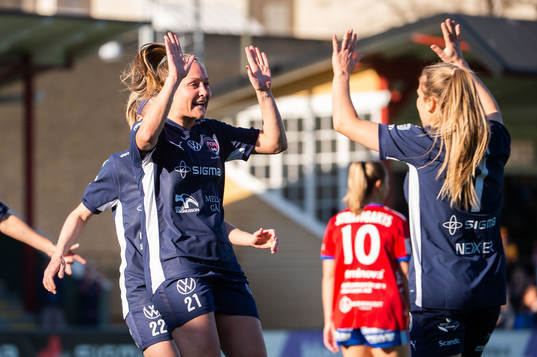 FC Rosengårds Karin Lundin jublar med Fiona Brown