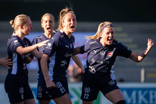 FC Rosengårds Karin Lundin jublar med Emilia Larsson, Mia Persson och Olivia Schough efter 1-0