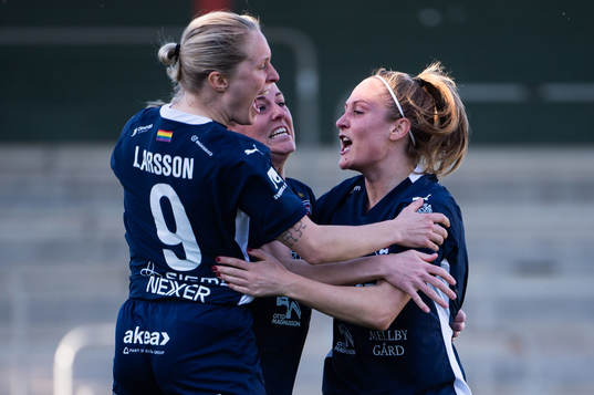 FC Rosengårds Karin Lundin jublar med Olivia Schough och