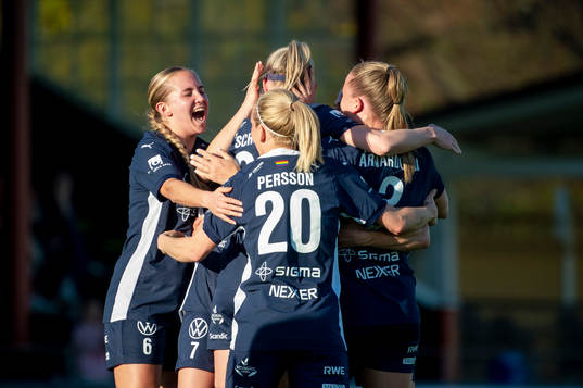 FC Rosengårds Olivia Schough jublar med lagkamraterna