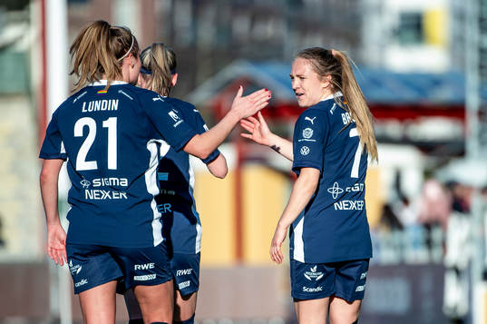 FC Rosengårds Fiona Brown jublar med Karin Lundin