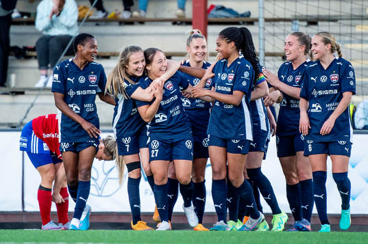 FC Rosengårds Gina Chmielinski jublar med lagkamraterna
