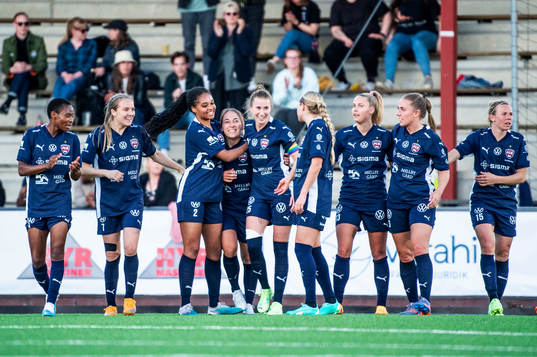 FC Rosengårds Gina Chmielinski jublar med lagkamraterna