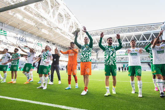 Hammarbys spelare jublar