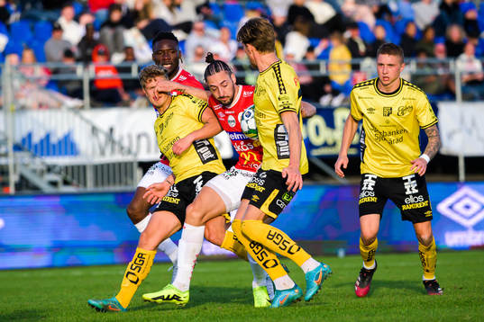 Elfsborgs Kevin Holmen och Degerfors Dijan Vukojevic