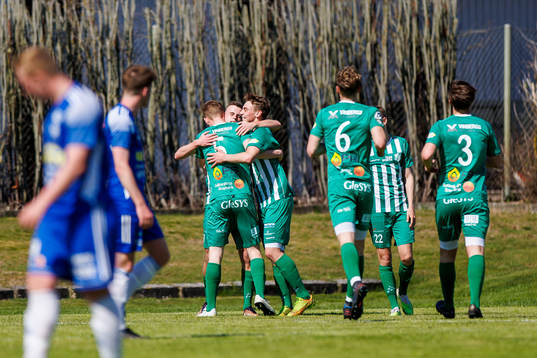 Vinbergs spelare jublar efter 2-0 genom Lukas Svensson